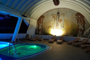 Indoor spa tub