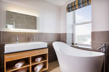 Deep soaking bathtub