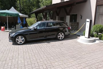 Electric vehicle charging station