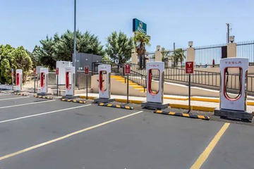 Electric vehicle charging station