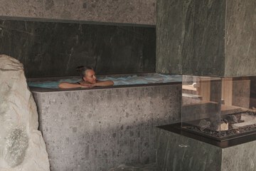 Indoor spa tub