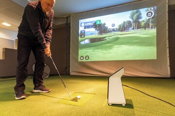 Indoor golf driving range