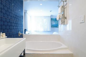 Deep soaking bathtub