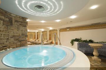 Indoor spa tub