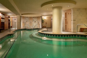 Indoor spa tub