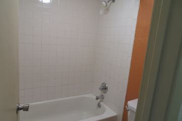 Deep soaking bathtub