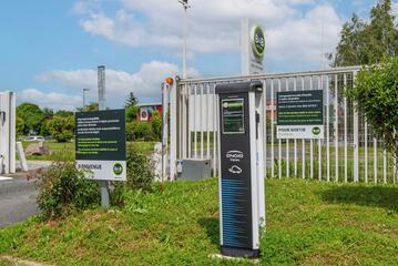 Electric vehicle charging station