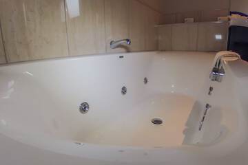 Indoor spa tub