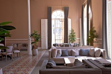 Lobby lounge