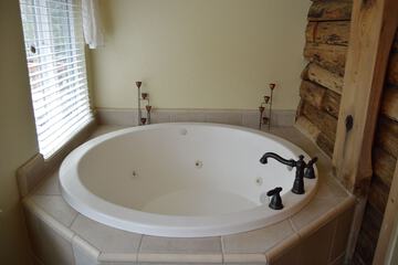 Jetted tub