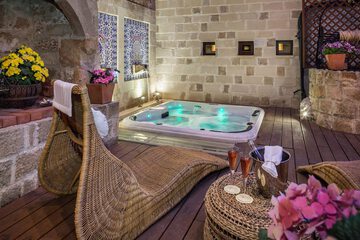 Outdoor spa tub