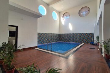 Swim-up bar