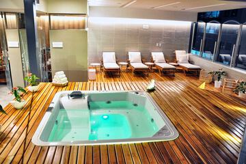 Indoor spa tub