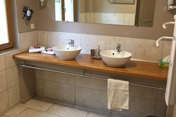 Bathroom sink