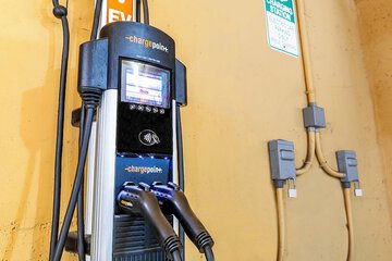Electric vehicle charging station