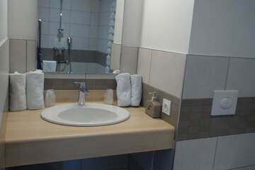 Bathroom sink