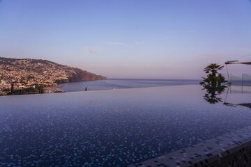 Infinity pool