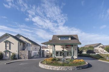 Emerald Dolphin Inn & Mini Golf
