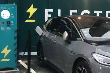 Electric vehicle charging station