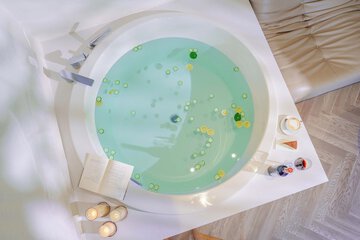 Deep soaking bathtub
