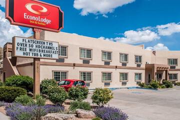 Econo Lodge Inn & Suites