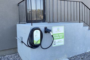 Electric vehicle charging station