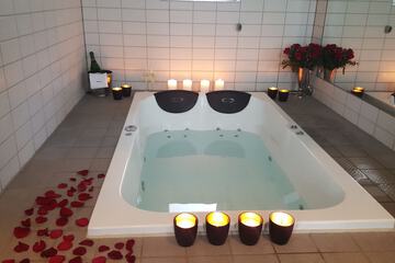 Indoor spa tub