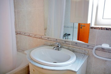 Bathroom sink