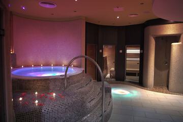 Indoor spa tub