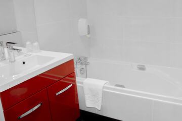 Deep soaking bathtub