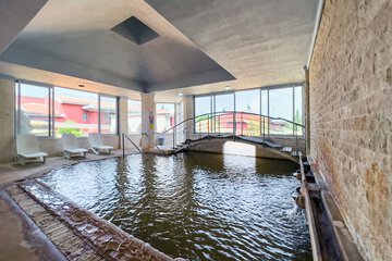 Indoor/outdoor pool
