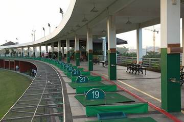 Indoor golf driving range