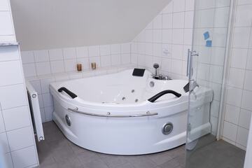 Jetted tub