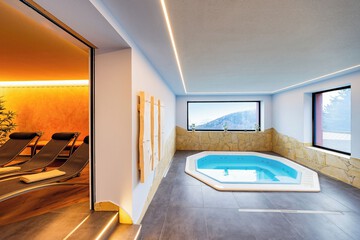 Indoor spa tub