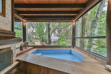 Indoor spa tub