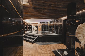 Indoor spa tub