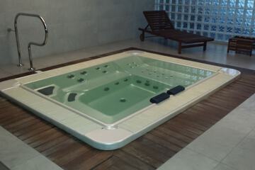Indoor spa tub