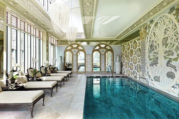 Indoor spa tub