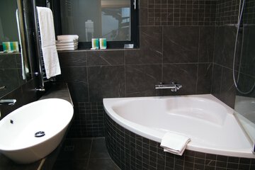Deep soaking bathtub