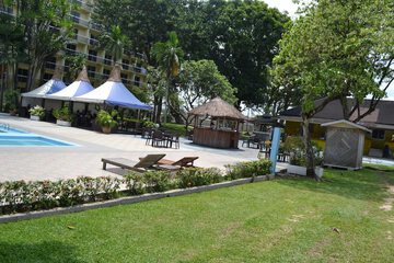 Poolside bar