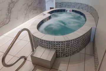 Indoor spa tub