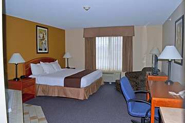 Paola Inn & Suites