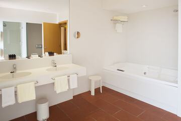 Private spa tub