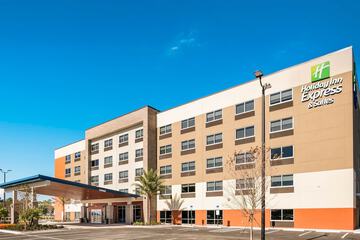 Holiday Inn Express & Suites Jacksonville Town Center