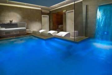 Indoor spa tub