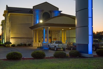 Holiday Inn Express & Suites Wauseon by IHG