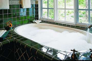 Deep soaking bathtub