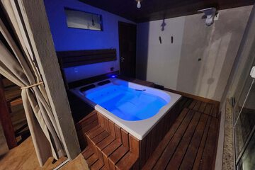 Private spa tub