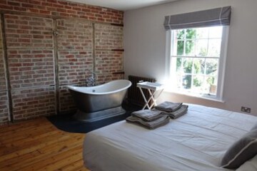 Deep Soaking Bathtub
