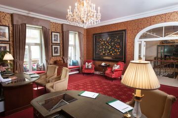 Lobby lounge